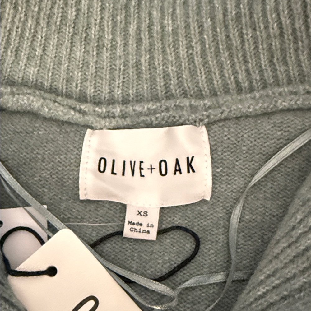 Elegant Jade Grey Women's Turtleneck Sweater - Picture 4 of 7